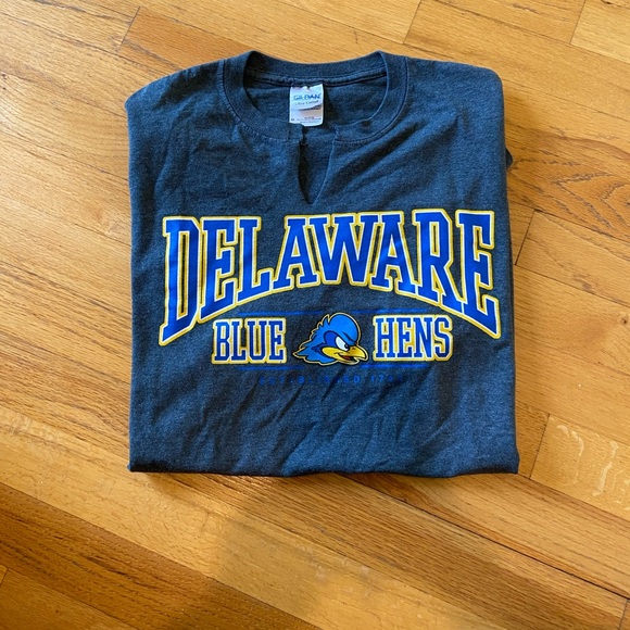 Gildan Tops - Delaware Blue Hens Hand Cut V-Neck Tee